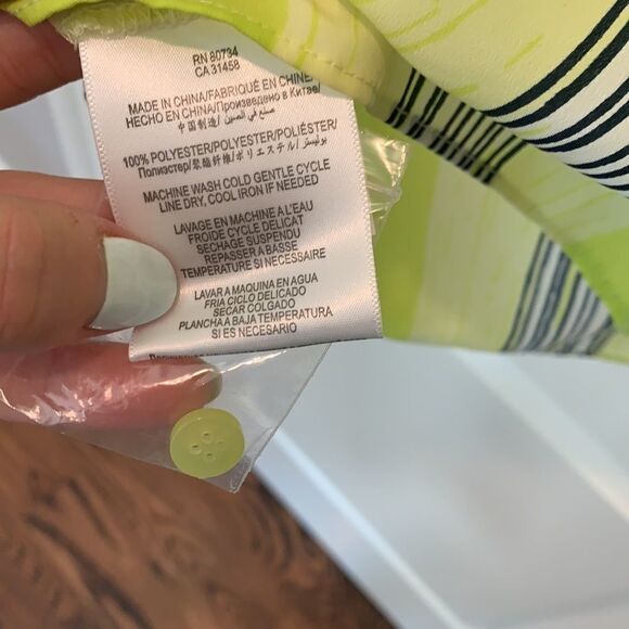 BCBG sleeveless button up blouse - Picture 5 of 8